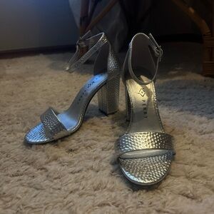 SILVER KATY PERRY | Textured heel | Size: 6.5 | Height: 3.5”